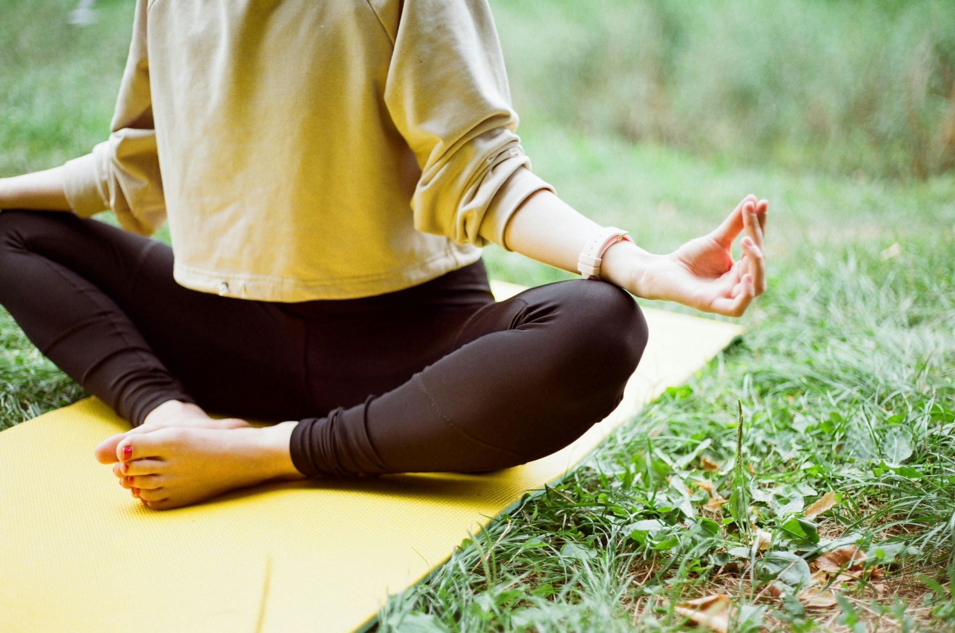 The easy pose//Stress busting Yoga Poses (Image by Надя Кисільова/Unsplash)
